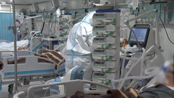 Spitalele sunt în colaps, pacienții își joacă șansa la viaţă la loteria paturilor. OMS a trimis un expert în România să ne scoată din criza Covid