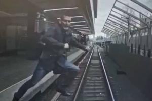 VIDEO. Momentul de infarct în care un tânăr sare în fața metroului din Moscova. Conductorul a oprit trenul într-o secundă