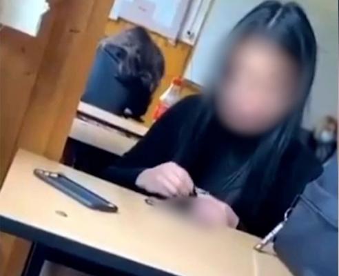 Cum se apără eleva filmată când trăgea pe nas ”liniuțe”: era praf de cretă. Fata e acuzată că a stricat imaginea școlii