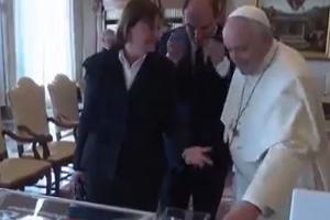 Papa Francisc, cadou neaşteptat de la premierul Franţei: tricoul lui Lionel Messi cu autograf
