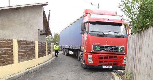 TIR blocat pe o străduță îngustă, în drum spre Târgoviște. După 8 ore de chin, șoferul turc a reușit să deblocheze mastodontul