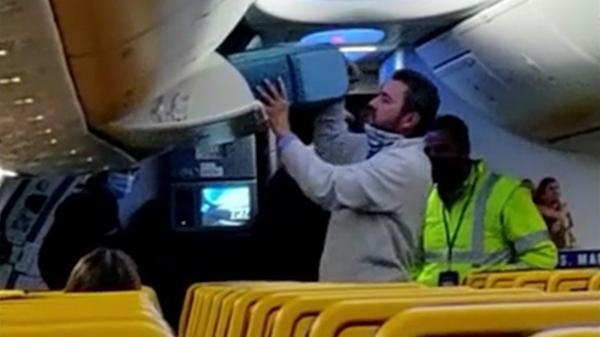 Bărbatul dat jos din avion, la Cluj, pentru că a refuzat să poarte mască, a încercat să se întoarcă la bordul aeronavei. A ajuns pe lista neagră