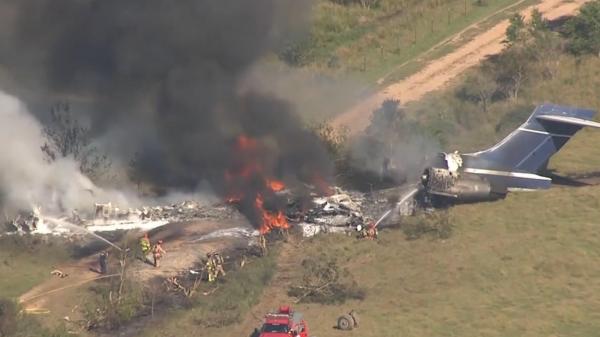 Un avion cu 21 de persoane la bord s-a prăbuşit la câteva secunde după decolare şi a luat foc, în SUA. Cel puţin doi răniţi
