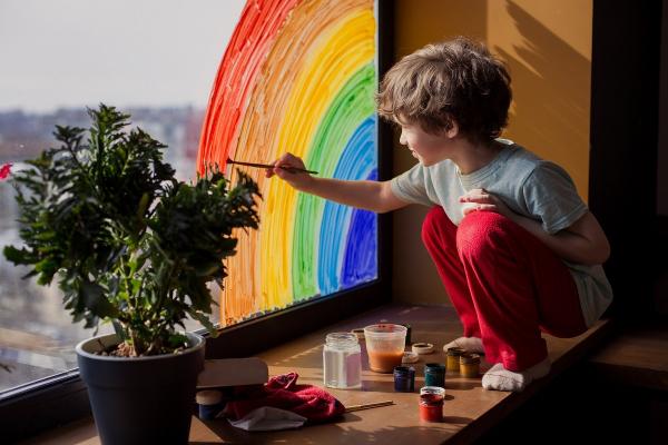 Cum stimulăm curiozitatea şi creativitatea copiilor acasă. Trucuri şi activităţi practice