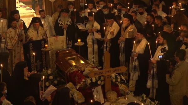 Doliu şi rugăciune în Hunedoara. Peste 500 de credincioşi au venit să se roage pentru sufletul Preasfinţitului Gurie: "A fost un om cu multă dragoste"