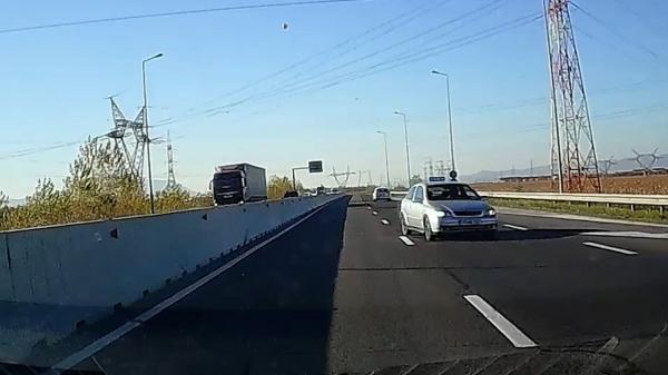 Un şofer prahovean a fost surprins în timp ce circula pe contrasens în apropiere de Braşov