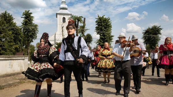 Tradiţiile de nuntă din Maramureş îi fascinează pe străini. The Guardian a publicat fotografii cu miresele