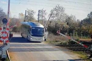 Un şofer de autobuz, surprins de camere în timp ce spulberă o barieră de cale ferată în Prahova: "O astfel de inconştienţă pune în pericol şi vieţile celor pe care îi transportă"