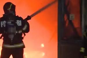 Incendiu de amploare la un depozit de haine din Târgu Mureș. Pompierii estimează că unele focare vor fi stinse abia azi