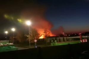 Incendiu de proporții în Cimitirul Municipal din Oradea. Focul a pornit într-o zonă fără morminte