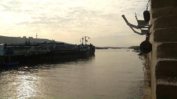 Poluare cu combustibil pe Dunăre. O navă sub pavilion turcesc a deversat mizeria plină de carburant direct în apele fluviului