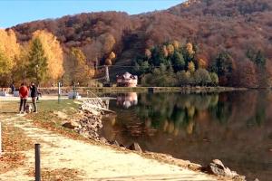 Lacul Bodi din Maramureş, o destinaţie de vacanţă perfectă. Locul arată spectaculos toamna