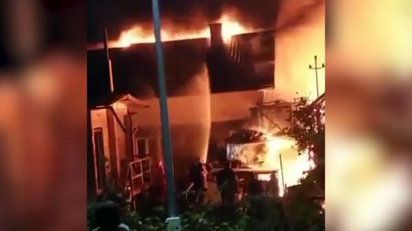 Incendiu puternic la două gospodării din Bistriţa Năsăud. Pompierii au stins focul după trei ore