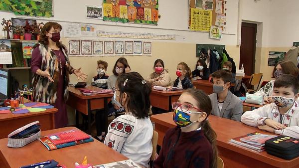 Situaţie absurdă la redeschiderea şcolilor: Chiar dacă rata de infectare este 0, mai mulţi elevi din Suceava au început cursurile în online
