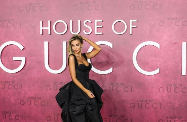 Mădălina Ghenea, apariție strălucitoare la premiera „House of Gucci”, la Londra. A păşit pe covorul roşu alături de Lady Gaga și Salma Hayek