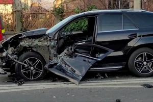 Accident în lanţ la intrarea în Cluj-Napoca, provocat de o şoferiţă de 19 ani: Şase maşini implicate, o persoană rănită. Un autoturism de lux a rămas fără portieră