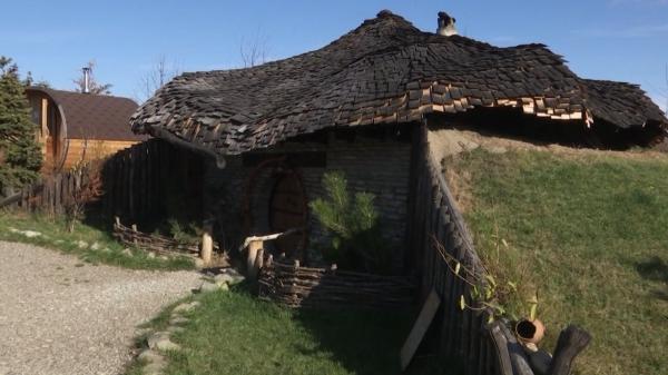 Vremurile de odinioară, retrăite într-un sat din Neamţ. Patru case construite manual aşteaptă turiştii într-un loc de basm