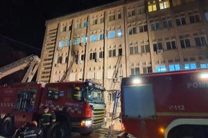 Incendiul de la Piatra Neamţ: Un an de la tragedie, niciun vinovat. Treptele spitalului au fost acoperite cu flori şi lumânări