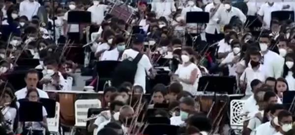 Orchestră cu 12.000 de muzicieni, în Caracas. Instrumentiştii, cu vârste în 12 şi 77 ani, au vrut să stabilească un nou record mondial