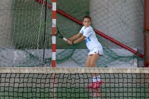 Viitoarea speranță a tenisului românesc se antrenează în sala de sport a unei școli din Baia Mare. Copila de 10 ani l-a impresionat deja pe Rafael Nadal