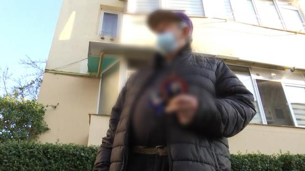 Au vrut să-i ia strănepotul în timp ce îşi jelea soţia. Revolta unui bătrân din Râșnov: "Până mor, nu pleacă de lângă mine!"