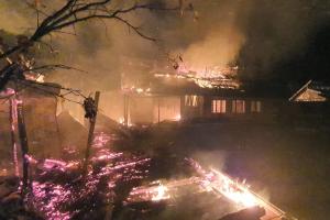 O femeie de 80 de ani a ars de vie, în propria locuință, în Iaşi. Trei case au fost mistuite de flăcări