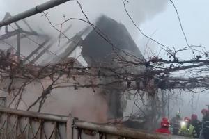 Fost militar, sfârșit tragic după ce casa i-a luat foc. Intervenție dramatică a pompierilor într-un sat de lângă Bistrița