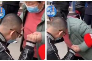 Un chinez dispărut de 16 ani a căzut în genunchi în fața mamei sale, mărturisindu-i că a plecat de acasă de rușine pentru că a eșuat la facultate