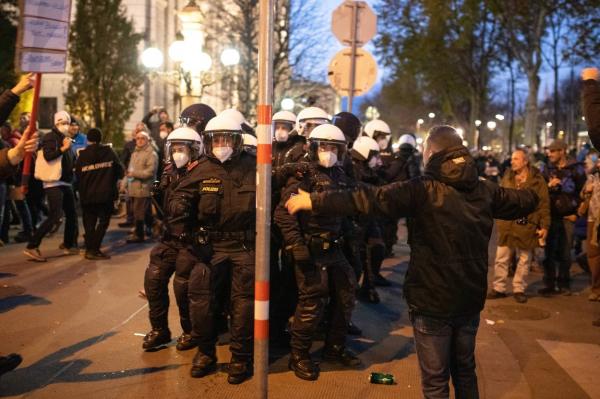 Noi proteste în Europa faţă de restricţiile anti-Covid. La Viena, manifestanții care se opun lockdown-ului s-au luat la bătaie cu forţele de ordine