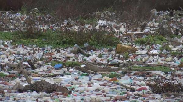 Insulă uriaşă de gunoi la Barajul Voila din Brașov: "Dezolant, nu ai ce să spui când vezi atâta mizerie"