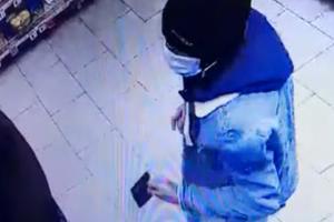 Momentul în care un hoţ din Bacău pândeşte o femeie şi o lasă fără telefon, surprins de camerele de supraveghere