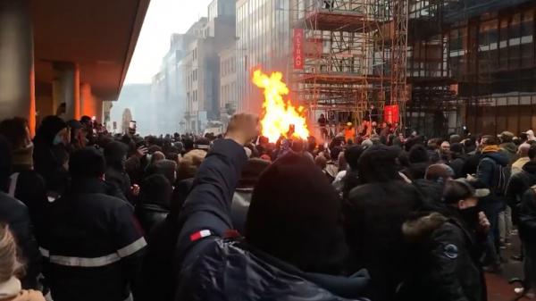 Scene ca la război în Bruxelles. Zeci de mii de oameni au protestat față de restricțiile impuse de autorități