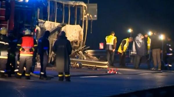 45 de morți după ce un autobuz de pasageri a luat foc pe o autostradă din Bulgaria. Printre victime sunt și 12 copii, anunță autoritățile