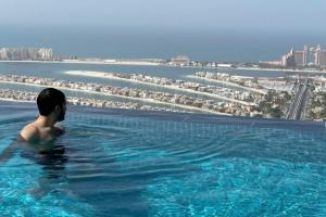 Dubai se laudă cu piscina suspendată aflată la cea mai mare înălţime. Intrarea costă între 40 şi 90 de dolari, în funcţie de moment