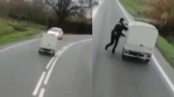 Șofer periculos, filmat în timp ce mergea pe contrasens cu un triciclu electric, în Italia. Bărbatul a trecut razant pe lângă celelalte maşini