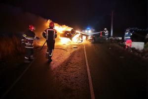 Maşină făcută scrum pe un drum judeţean din Arad: Şoferul şi pasagerul s-au salvat în ultima clipă