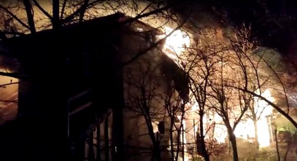 Trei case mistuite într-un puternic incendiu în cartierul Schei din Braşov