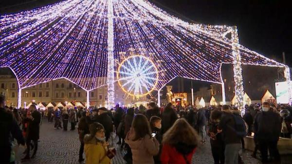 Turiștii străini sunt fermecați de târgurile de Crăciun din Cluj și Sibiu. "E o energie foarte bună şi vinul e foarte bun"