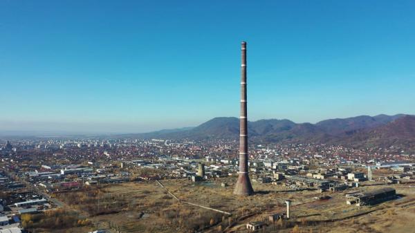 Turnul Combinatului Phoenix din Baia Mare, cel mai înalt coş industrial din România, este măcinat de rugină şi transformat în ruină sub povara timpului