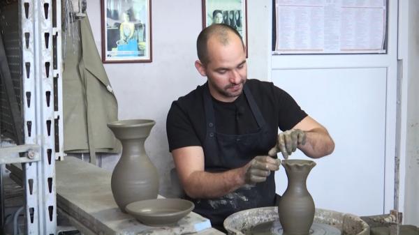 Ceramica neagră de la Marginea, arta din sufletul Bucovinei, este cunoscută în întreaga lume. În localitate mai există un singur atelier
