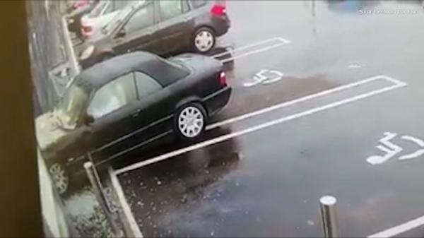 Momentul în care o şoferiţă intră cu maşina în geamul unui supermarket din Hunedoara, încercând să iasă din parcare