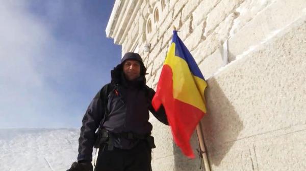 Echipa Observator a dus steagul României în vârful Muntelui Caraiman, de Ziua Naţională. Traseul tricolorului