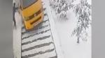 Maşină de intervenţie pe post de sanie: Momentul în care un şofer din Caraş-Severin alunecă pe treptele îngheţate