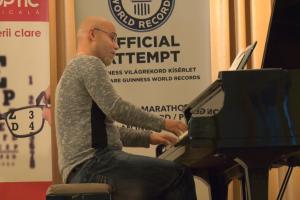 Un pianist din Oradea vrea să intre în Cartea Recordurilor: şi-a propus să cânte 130 de ore, fără oprire. Şi-a adus şi un maseur profesionist pentru a-l ajuta
