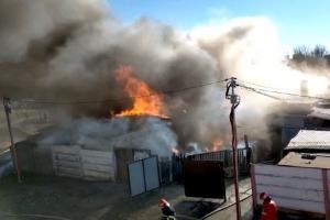 Incendiu uriaş în Constanţa. Opt locuințe sociale au luat foc. Intervenția pompierilor e dificilă