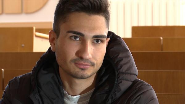 Răzvan Mogîldea a primit un laptop şi bani de cărţi, care să îl ajute în visul de a deveni judecător