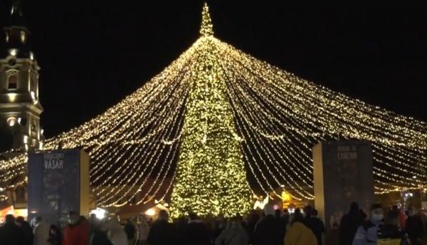 Moş Crăciun şi-a făcut apariţia la târgul de sărbători din Oradea, unde a fost colindat de zeci de copii