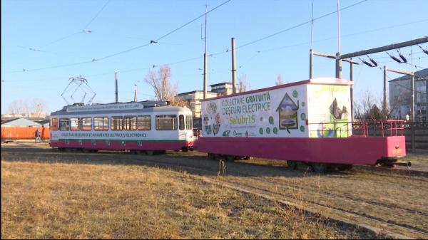 Reciclare "din mers", la Iaşi. Un tramvai cândva scos din uz a primit o nouă misiune: curăţă oraşul de deşeurile electrice