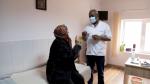 Cum a reuşit un medic venit din Sudan să vaccineze un sat întreg din Dolj. Localnic: "Se uită la om şi îl vindecă din uitătură"