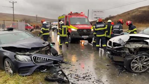 Două BMW-uri s-au făcut praf pe un drum din Cluj, după ce unul dintre ele a intrat pe contrasens. Doi tineri au ajuns la spital